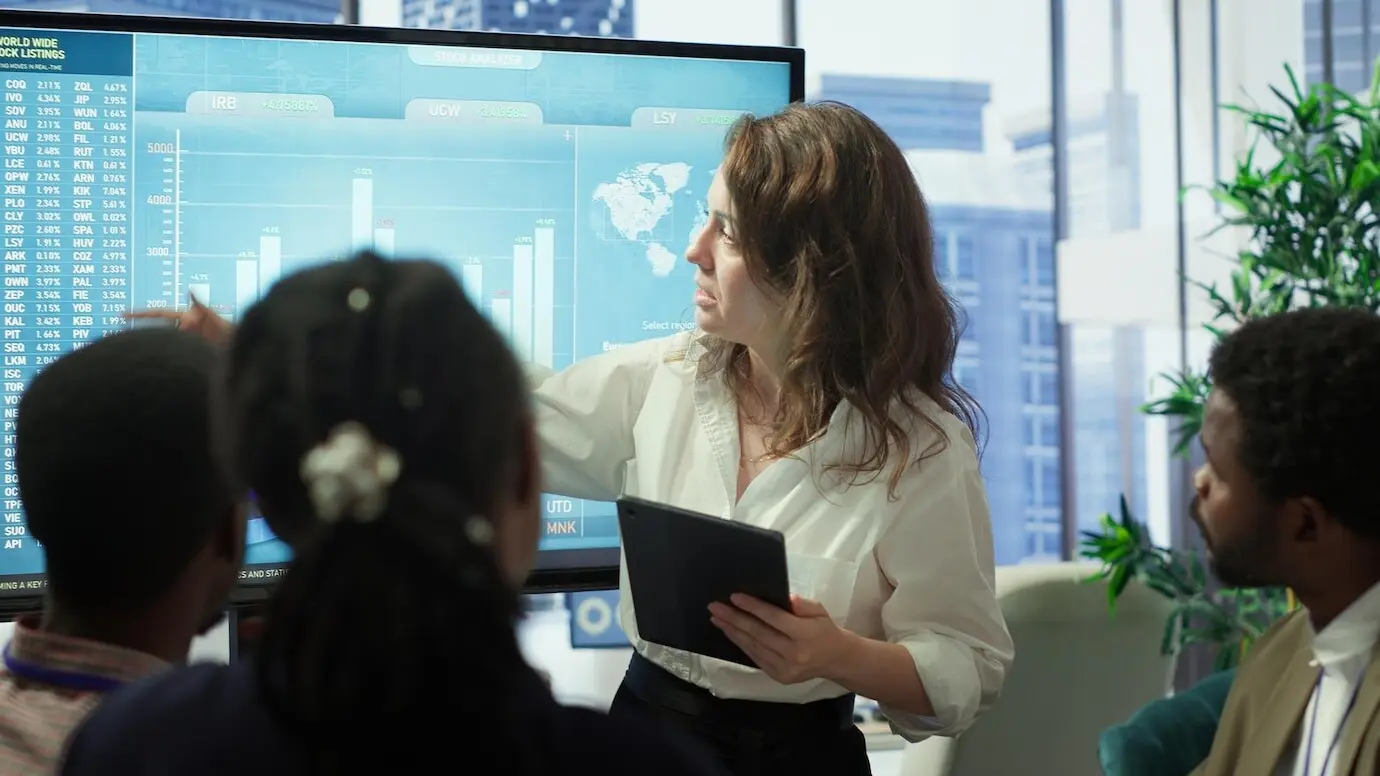 Miembros del consejo asesor reunidos en la sala de juntas para establecer un plan de desarrollo futuro.