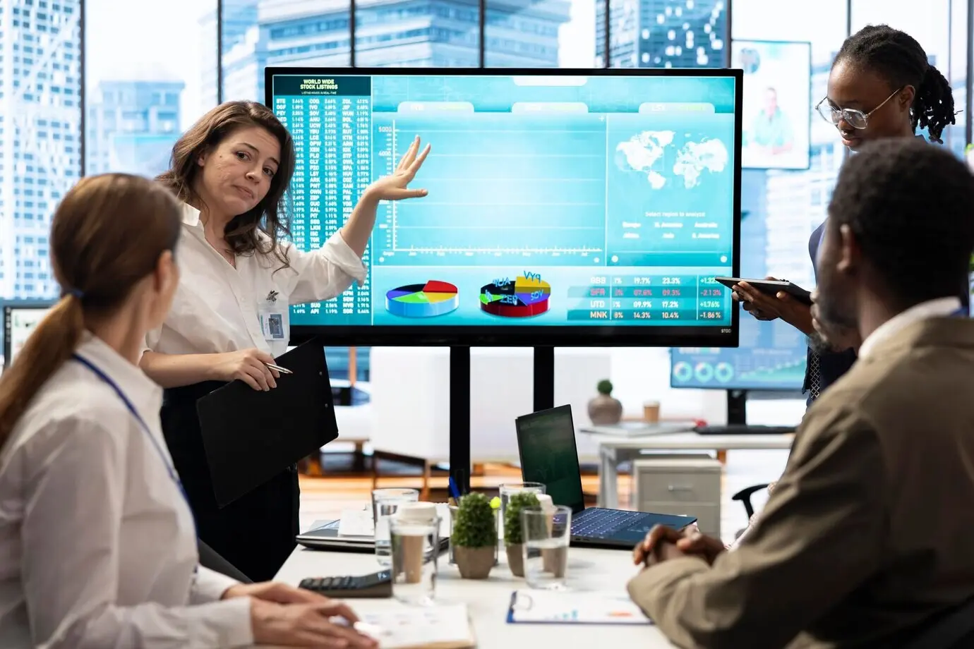 Asociados de negocios colaborando en la mesa de conferencias de la sala de juntas
