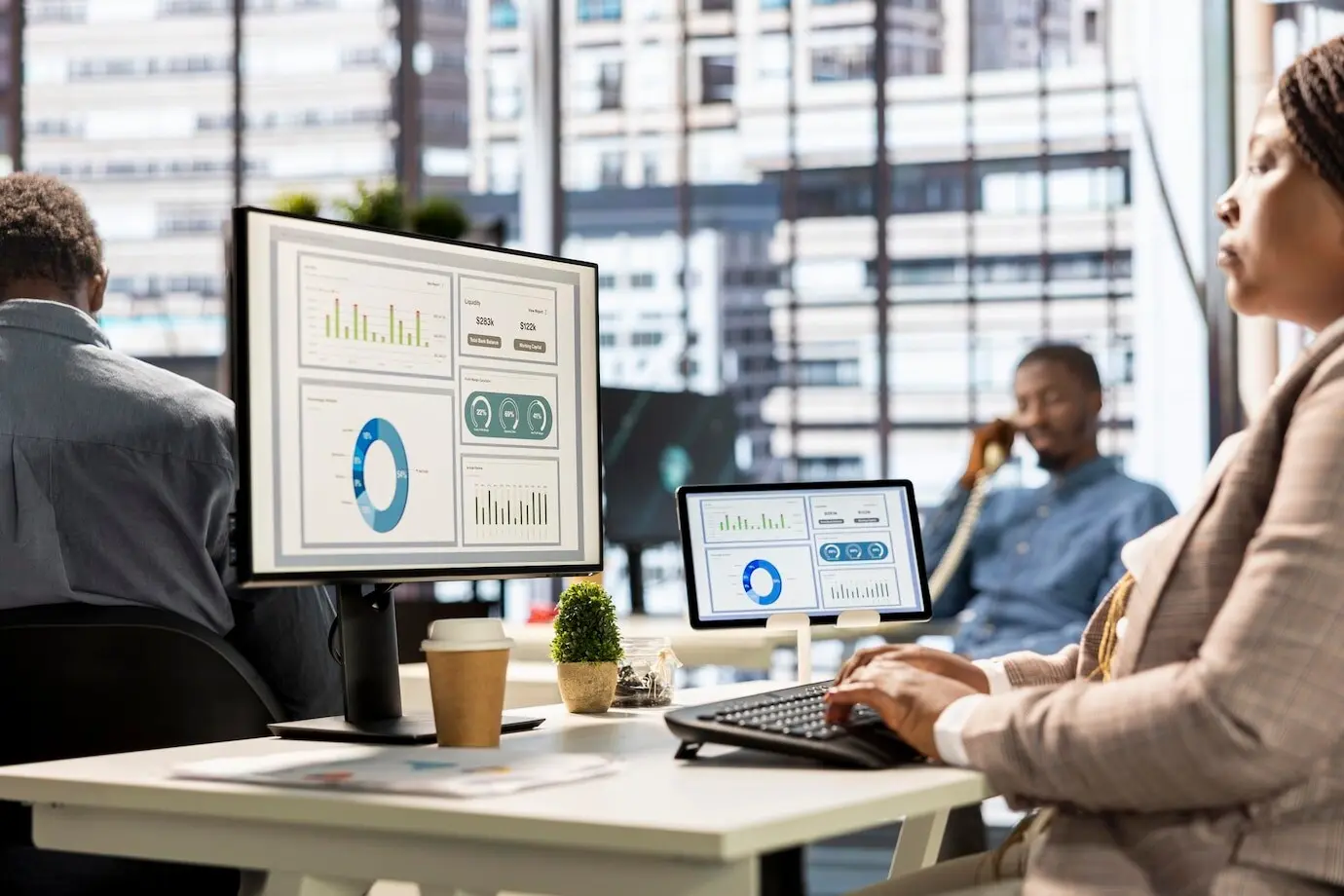 Gerente ejecutivo en una oficina moderna, dedicado al análisis de infografías.