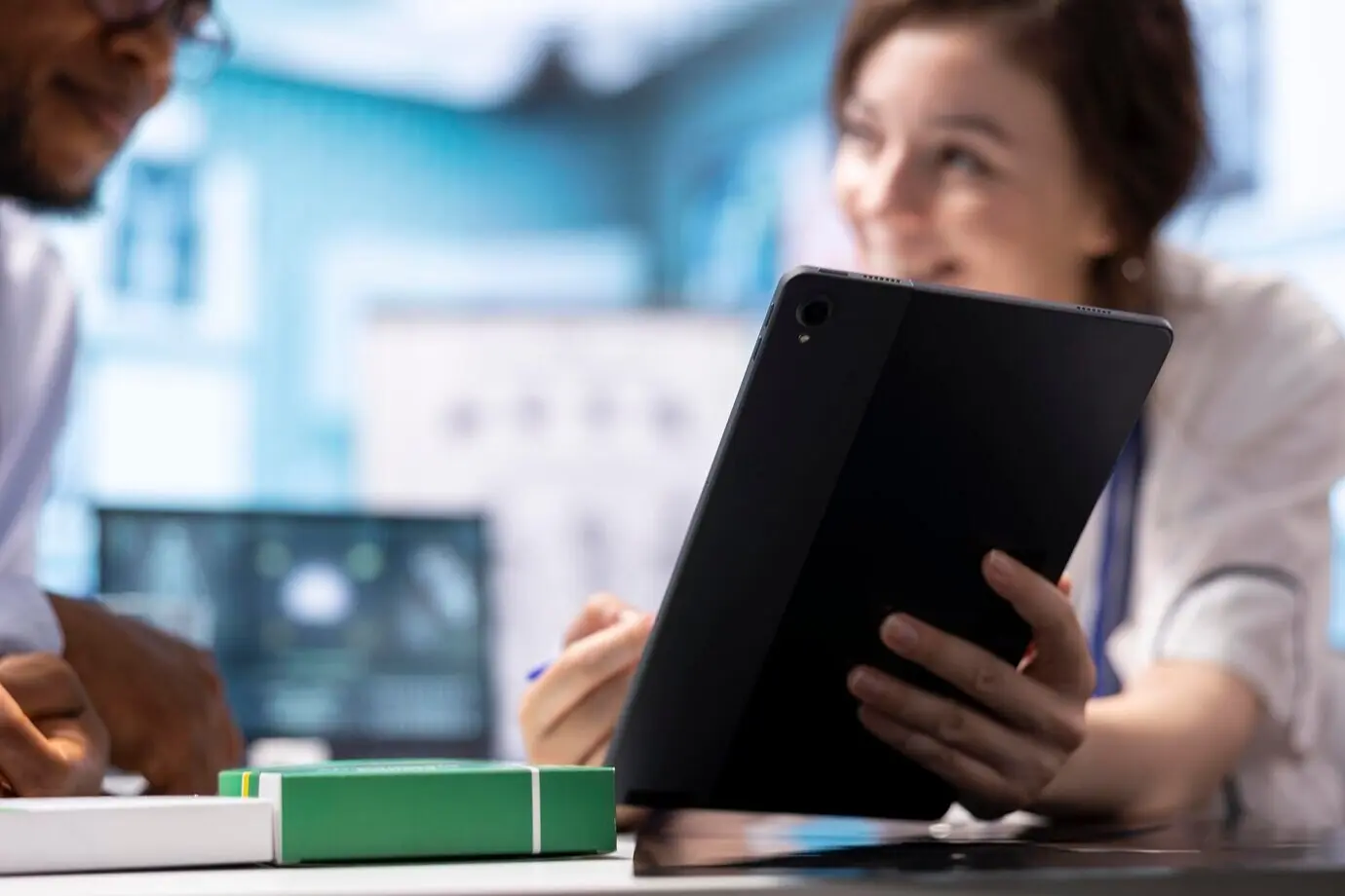 Un profesional médico ofrece explicaciones sobre los informes diagnósticos para un paciente.